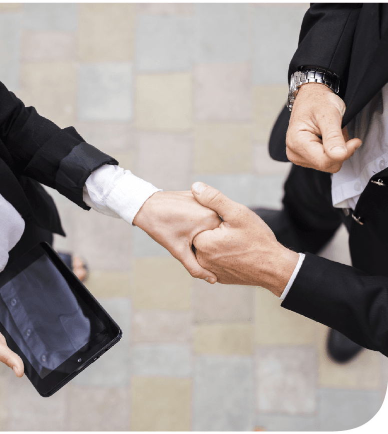 Dos personas dándose la mano
